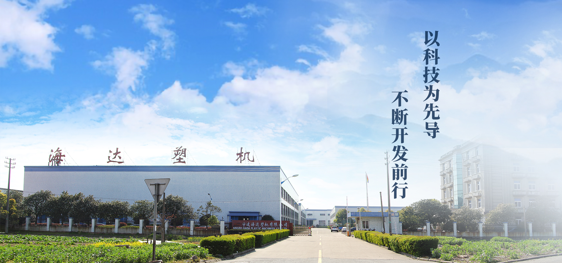 仓壁振动器以振动电机为激振源,将底座与电机采用高强度螺栓坚固连接,用于防止和消除料仓、料罐或料斗内物料的起拱、管状通道、粘仓等闭塞现象